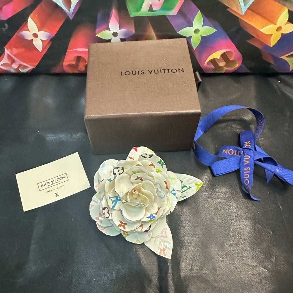 Louis Vuitton Takashi Murakami Mono Multi White Flower Rose Pin, Ribbon & Box - Picture 2 of 6